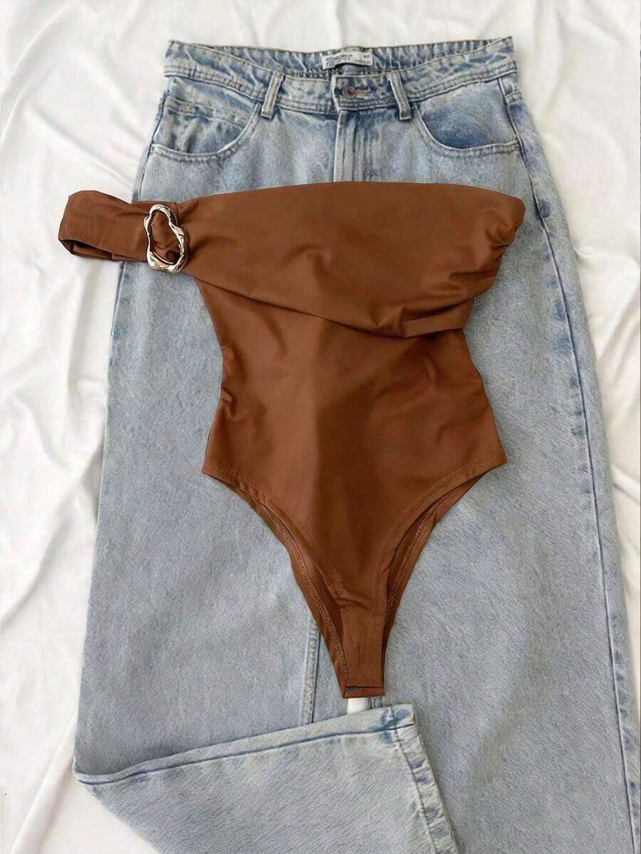 Body elegante de mujer con decoración metálica, de un solo hombro, para el verano - Marrón - Ver 1