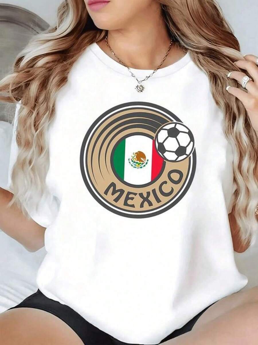 Símbolo que une la pasión por el fútbol con el orgullo nacional mostrando el águila mexicana sobre el tricolor acompañado de un balón que representa fuerza y espíritu deportivo camiseta de mujer casual cómoda para aficionadas patriotas - Negro - Ver 1