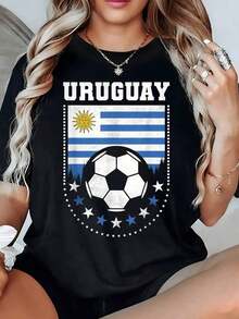 Bandera nacional de Uruguay con sol y franjas azules simbolizando orgullo deportivo y pasión por el fútbol rodeando un balón y estrellas que evocan energía y espíritu mundialista camiseta de mujer para aficionados al torneo mundial de fútbol - Negro - Ver 1