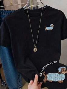 Playera con diseño de perro salchicha con suéter y orejeras estilo bordado pero es estampado, casual, moderno, cuello redondo, manga corta, ideal para todos los días, llamativa, holgada, a la moda, ideal para tí. 100% algodón, estilo Y2K Bababask - Negro - Ver 6