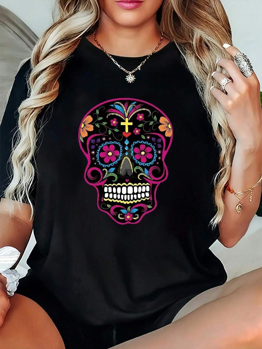Camiseta de algodón puro de talla grande para mujer, con temática del Día de Muertos mexicano, de cuello redondo y manga corta, decorada con varios estampados como calaveras de azúcar, calaveras florales, guitarras, caléndulas, etc., adecuada para Halloween y celebraciones festivas. - Negro - Ver 1