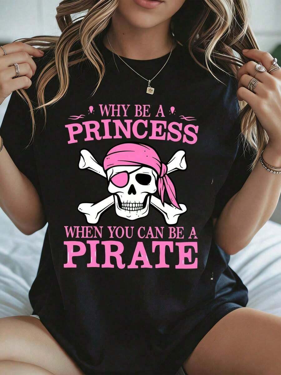 Elegante y casual para mujer, manga corta, camiseta de mujer con estampado de calavera y huesos cruzados de pirata para Halloween. ¿Por qué ser princesa cuando puedes ser pirata? Estampado rosa sobre fondo negro, ropa casual para otoño e invierno. - Negro - Ver 1