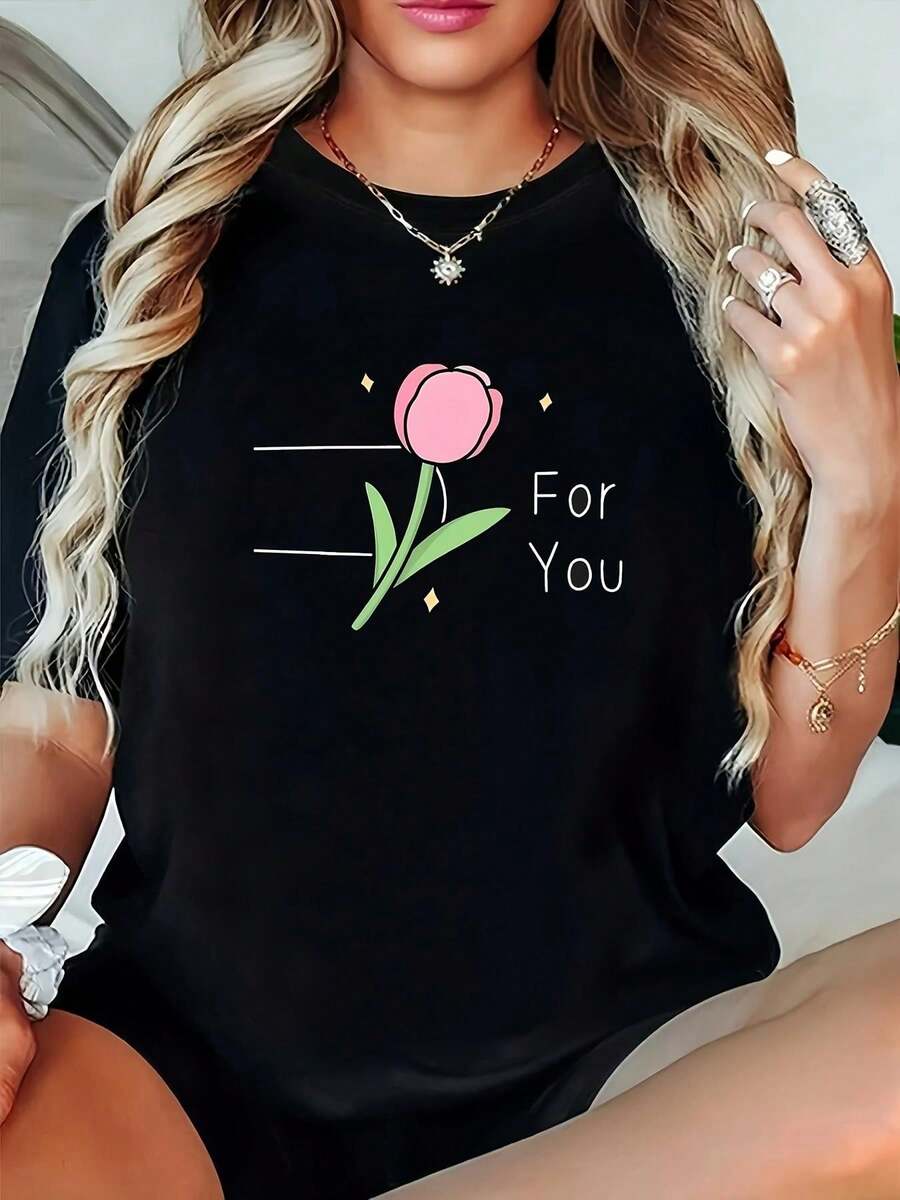 Camiseta de Mujer Oversize Extra Grande Una camiseta de mujer con diseño de tulipán rosa, estampado gráfico 'FOR YOU', mangas cortas negras y cuello redondo. Es lavable a máquina, adecuado para primavera, verano y otoño, con un estilo casual, ajuste cómodo, diseño de tops para salir para mujeres. - Negro - Ver 1