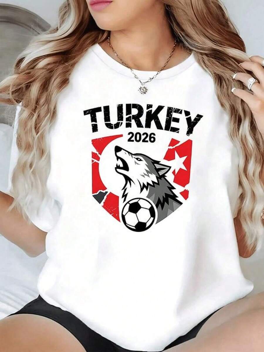 Lobo que aúlla frente a la luna simbolizando fuerza unión y espíritu deportivo con fondo rojo y estrella que evocan pasión nacional camiseta de mujer moderna y cómoda ideal para ocasiones casuales y eventos de fútbol - Negro - Ver 1