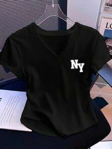 Camiseta de cuello en V con pliegues, estilo minimalista casual, con estampado del logo de Nueva York NY, adecuada para el verano, la vuelta al colegio, el estilo universitario y el estilo "old money" para la fiesta de bienvenida - Negro 2 - Ver 1