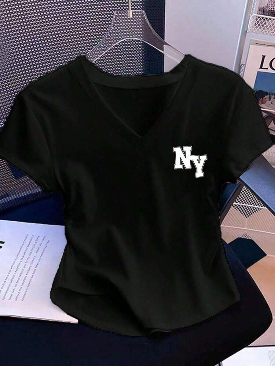 Camiseta de cuello en V con pliegues, estilo minimalista casual, con estampado del logo de Nueva York NY, adecuada para el verano, la vuelta al colegio, el estilo universitario y el estilo "old money" para la fiesta de bienvenida - Negro 2 - Ver 1