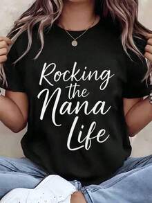 Soft, Breathable, And Lightweight For All-Day Comfort. Women's T-Shirt With A "Rocking The Nana Life" Print, Crew Neck, Casual Style, Ideal As A Gift For Grandma, 220g. Classic Neckline With A Relaxed Fit That Flatters All Body Shapes And Is Easy To Pair With Jeans, Shorts, And Leggings. - 黑色 - 查看 6