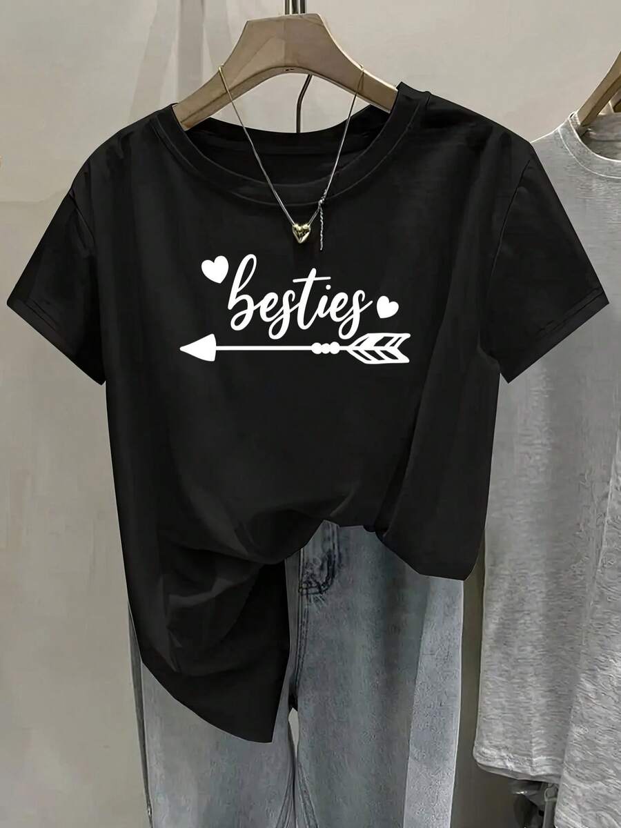 Camiseta de manga corta para mujer, corte regular - Diseño gráfico geométrico 2D con la palabra "Besties" acompañada de patrones de flechas y corazones, diseñada en estilo urbano moderno. | Diseño Juvenil | Ropa cómoda y bien ajustada JYNA - Negro - Ver 1