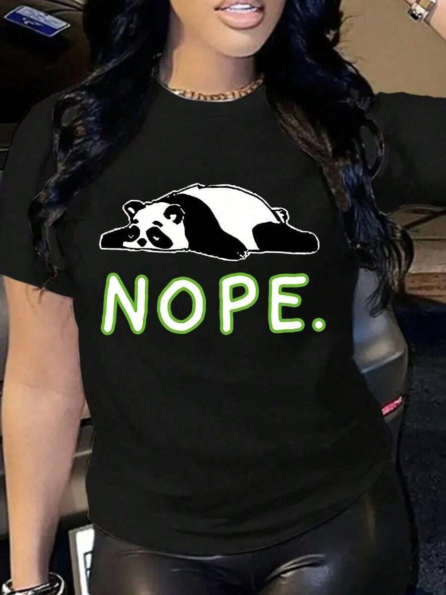 Camiseta de manga corta para mujer con cuello redondo y estampado de panda y monograma NOPE. - Negro - Ver 1