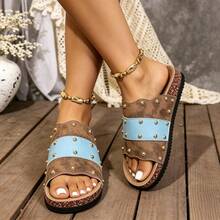 Sandalias de playa para mujer, decoradas con remaches metálicos en toda la parte superior, líneas onduladas vintage que delinean un aspecto de moda, suela y parte superior suaves que hacen que el usuario se sienta súper cómodo, una sandalia plana premium - Niebla azul marrón - Ver 5