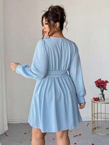 Vestido elegante de manga larga con cuello en V, cintura con lazo y falda acampanada para mujer de talla grande - Azul - Ver 2