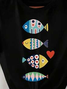 Camiseta de manga corta con cuello redondo de talla grande, hecha de tela altamente elástica, estampada con un patrón de peces coloridos, casual, blanca, de verano. - Negro - Ver 3