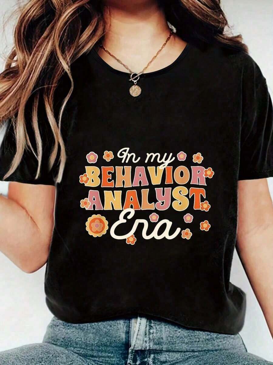 Women's 100% Cotton T-Shirt With Fun Print "Behavior Analyst In My Behavior Analyst Era", Crew Neck, Soft Short Sleeve For Spring Summer, Funny Graphic Tees For Women. Plus Size Casual Crew Neck Short Sleeve T-Shirt, Soft And Breathable Fabric For Parties And Gifts. Suitable For Spring, Summer, And Autumn. - 黑色 - 查看 1