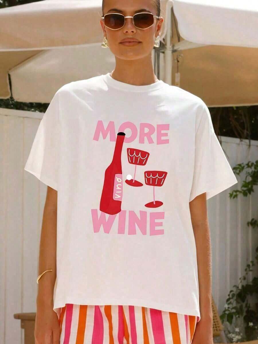 MORE WINE Camiseta Gráfica Divertida para Amantes del Vino para Mujer - Blanca y Rosa, Top Casual de Cuello Redondo, Camiseta Ligera para Uso Diario y Fiestas en Primavera/Verano, Regalos para Amantes del Vino, Top de Primavera/Verano, Camiseta Gráfica Humorística, Elasticidad Media, Ropa de Verano 2026 para Mujer, Ropa de Vacaciones para Mujer, Ropa de Playa para Mujer, Ropa para Conciertos Country, Ropa para Conciertos, Ropa Casual de Negocios para Mujer, Estilo Urbano Vintage Unisex, Camiseta de Manga Corta de Algodón con Cuello Redondo, 100% Algodón - Blanco - Ver 1