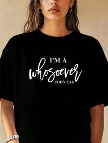 Camiseta de mujer "¿Quién soy yo?" con versículo bíblico de Juan 3:16 - Camiseta de manga corta de algodón puro de 180 g/m², de corte holgado, adecuada para la iglesia, campamentos de verano de evangelismo y Pentecostés - Disponible en múltiples colores, ropa con temática religiosa, diseño inspirador, textura suave. - Negro - Ver 1