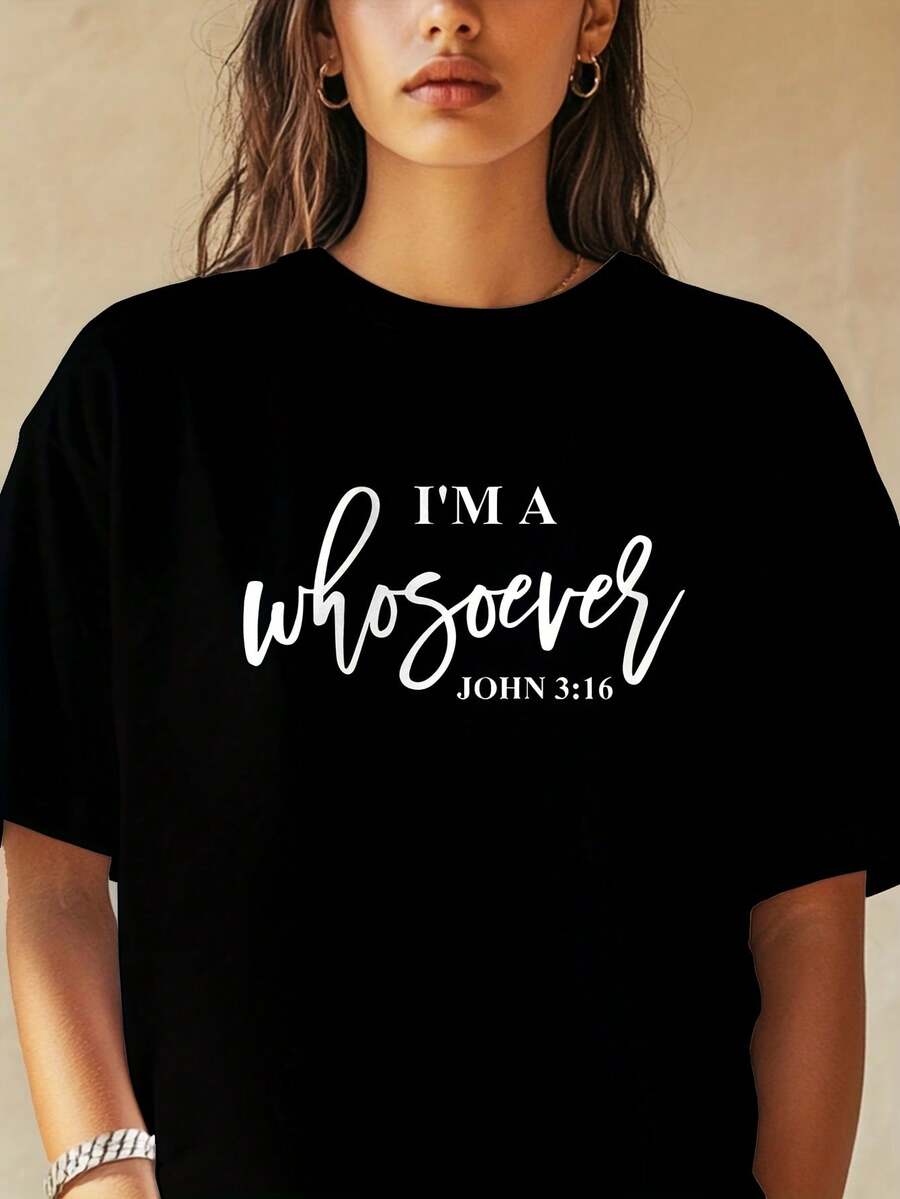 Camiseta de mujer "¿Quién soy yo?" con versículo bíblico de Juan 3:16 - Camiseta de manga corta de algodón puro de 180 g/m², de corte holgado, adecuada para la iglesia, campamentos de verano de evangelismo y Pentecostés - Disponible en múltiples colores, ropa con temática religiosa, diseño inspirador, textura suave. - Negro - Ver 1