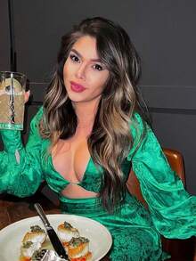 Vestido corto estilo chica atrevida 2026, cuello V con calados y tejido jacquard, manga farol y diseño sensual y moderno. - Verde - Ver 2