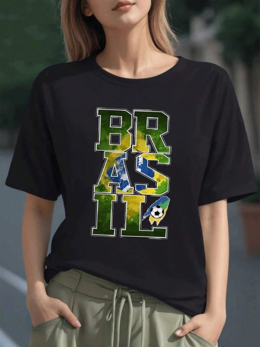 Colores vibrantes que representan la pasión futbolera y el espíritu nacional de Brasil con una pelota al centro símbolo de energía y orgullo camiseta para mujer 100% algodón - Negro - Ver 1