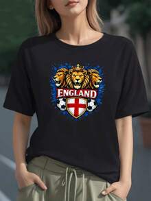 Tres leones coronados simbolizando fuerza y orgullo nacional junto al escudo con cruz roja y balones reflejando pasión futbolera camiseta para mujer 100% algodón - Negro - Ver 6