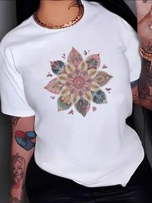 Mandala floral con pétalos entrelazados que evocan equilibrio serenidad energía positiva y armonía natural camiseta de mujer moderna cómoda y perfecta para uso diario - Blanco - Ver 1
