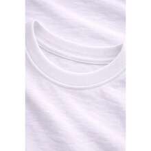 Camiseta patriótica mexicana con un divertido diseño ilustrado de pozole y la frase "Déjenlos sacar el pozole" en un estilo festivo tradicional. - Blanco - Ver 3