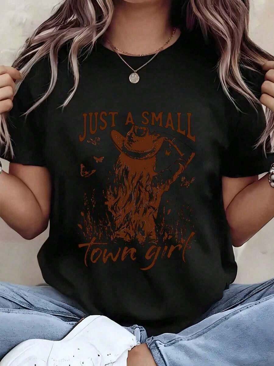 Designed For Modern, Stylish, And Comfortable Women. Women's Western Cowgirl Print T-Shirt, "Just A Small Town Girl" Style, Crew Neck, Casual Summer Style, Perfect Gift For Her. 220g. Made With Premium Soft And Breathable Fabric, Designed For All-Day Comfort And Versatile Everyday Wear, Perfect For Casual Outings. - 黑色 - 查看 1