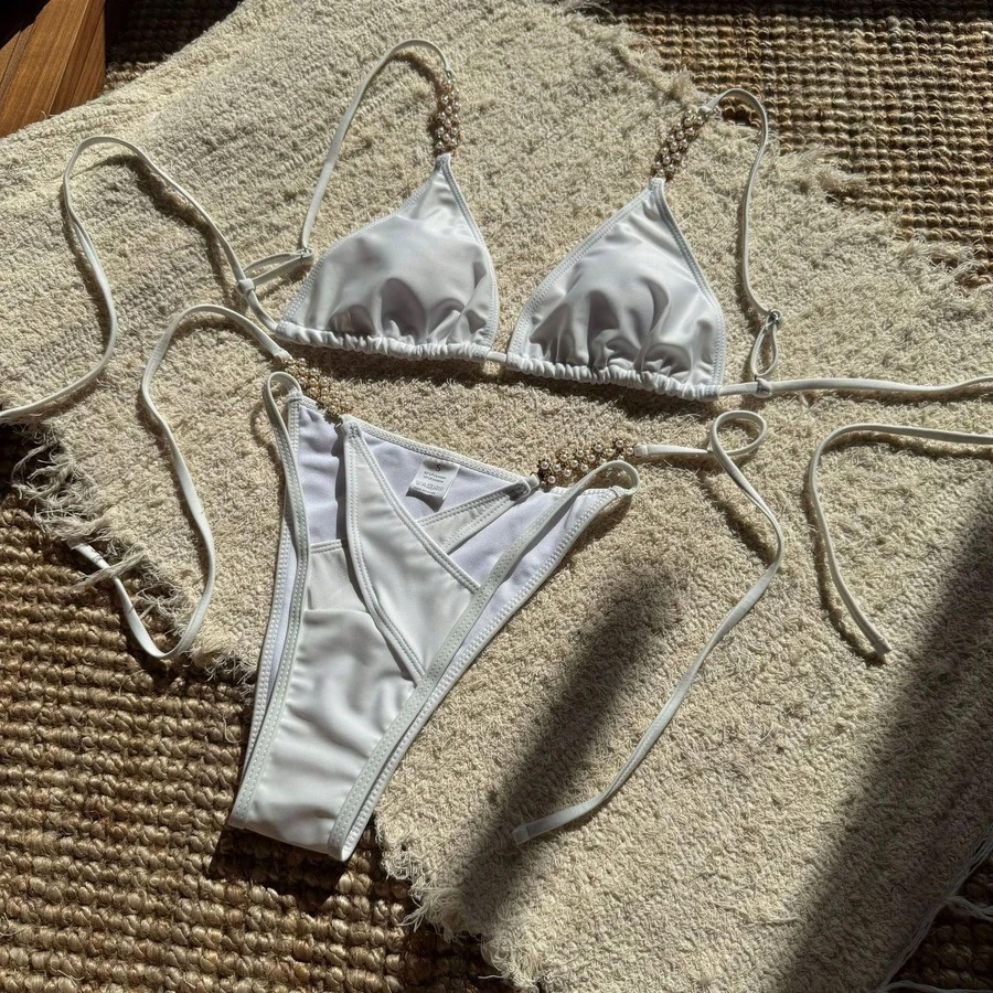 Nuevo bikini de dos piezas sexy con accesorio de flor de perlas y diseño creativo en color sólido. - Blanco - Ver 1