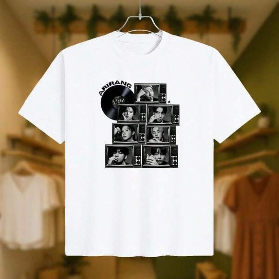 Camiseta Casual de Mujer con Estampado Gráfico de Arte Pop Vintage - Diseño de Disco de Vinilo y Collage de TV Retro - Bangtan Boys - Arirang World Tour 2026 - Top Básico de Verano y Camiseta Linda - El Mejor Regalo - Ropa Hombre - Cosas Para Hombre - Ropa De Mujer - Blusas Casuales Bonitas - Blanco - Ver 1