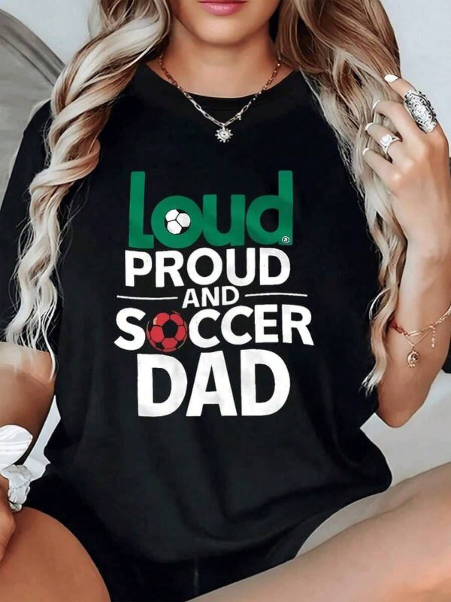 Orgulloso mensaje que celebra la pasión por el fútbol con letras grandes y balón rojo simbolizando energía entusiasmo y amor por el deporte camiseta de mujer casual cómoda y perfecta para fanáticas del fútbol - Negro - Ver 1