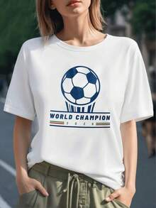 Balón con trofeo y letras World Champion 2026 que simboliza la pasión mundial por el fútbol y la victoria,perfecta para celebrarlo con orgullo camiseta para mujer 100% algodón - Negro - Ver 1