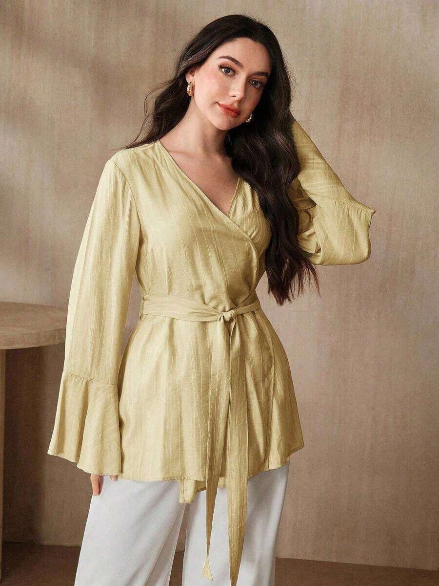 Camisa de mujer con mangas acampanadas y cintura envolvente de unicolor - Amarillo claro - Ver 1