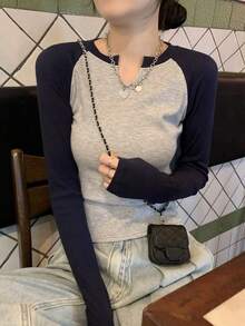 Camiseta elegante de mujer con cuello semiabierto, manga larga y corte ajustado en colores contrastantes. Prenda versátil para estudiantes. - Gris - Ver 4