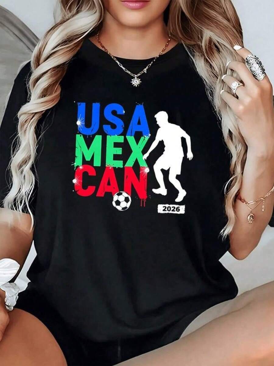 Figura que celebra la unión deportiva entre naciones con colores vibrantes y la silueta de un jugador junto al balón símbolo del torneo 2026 camiseta de mujer casual moderna para fanáticas del fútbol - Negro - Ver 1