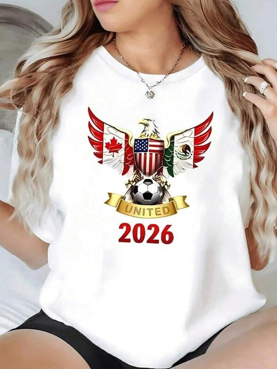Águila con alas extendidas que sostiene un balón de fútbol combinando las banderas de Canadá Estados Unidos y México representando unión fuerza y pasión deportiva camiseta de mujer casual cómoda y moderna - Negro - Ver 1