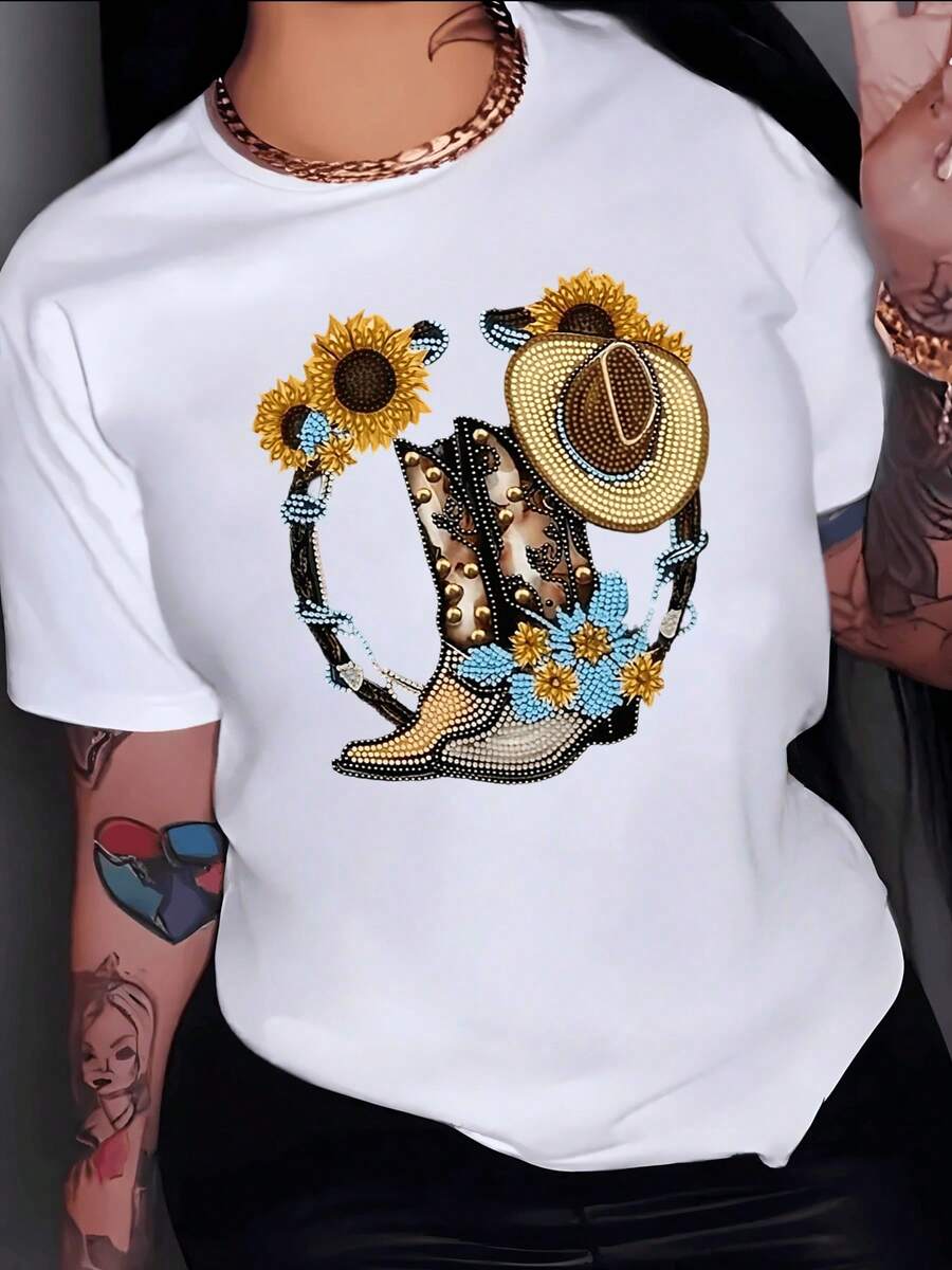 Cowboy Boots Surrounded By Sunflowers And A Hat Reflecting Freedom, Strength, And A Connection With Nature, Celebrating The Spirit Of The Countryside And The Beauty Of A Sunny Day. A Modern, Comfortable, Casual Women's T-Shirt For Everyday Wear. - 白色 - 查看 1