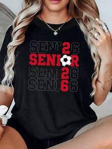 Texto que celebra el orgullo de los graduados con el número 26 y un balón de fútbol en el centro simbolizando la energía del deporte y el esfuerzo académico camiseta de mujer moderna cómoda para uso diario - Negro - Ver 6