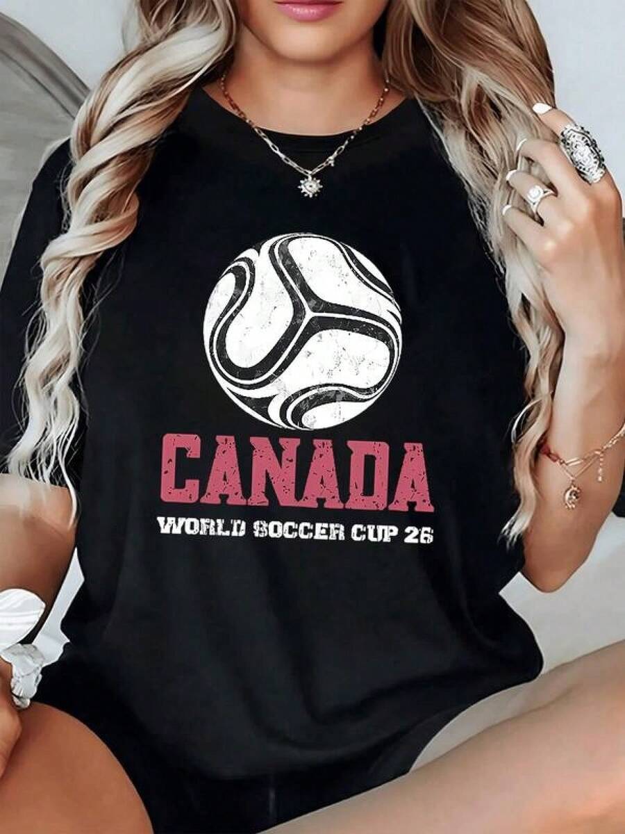 Balón de fútbol con efecto mármol que simboliza la pasión y energía del deporte junto a letras CANADA evocando orgullo y espíritu competitivo camiseta de mujer casual moderna para aficionadas del fútbol mundial - Negro - Ver 1
