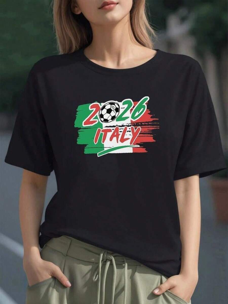 Bandera italiana con balón de fútbol y texto 2026 Italy que simboliza la pasión deportiva y el orgullo nacional camiseta para mujer 100% algodón suave y cómoda para uso casual - Negro - Ver 1