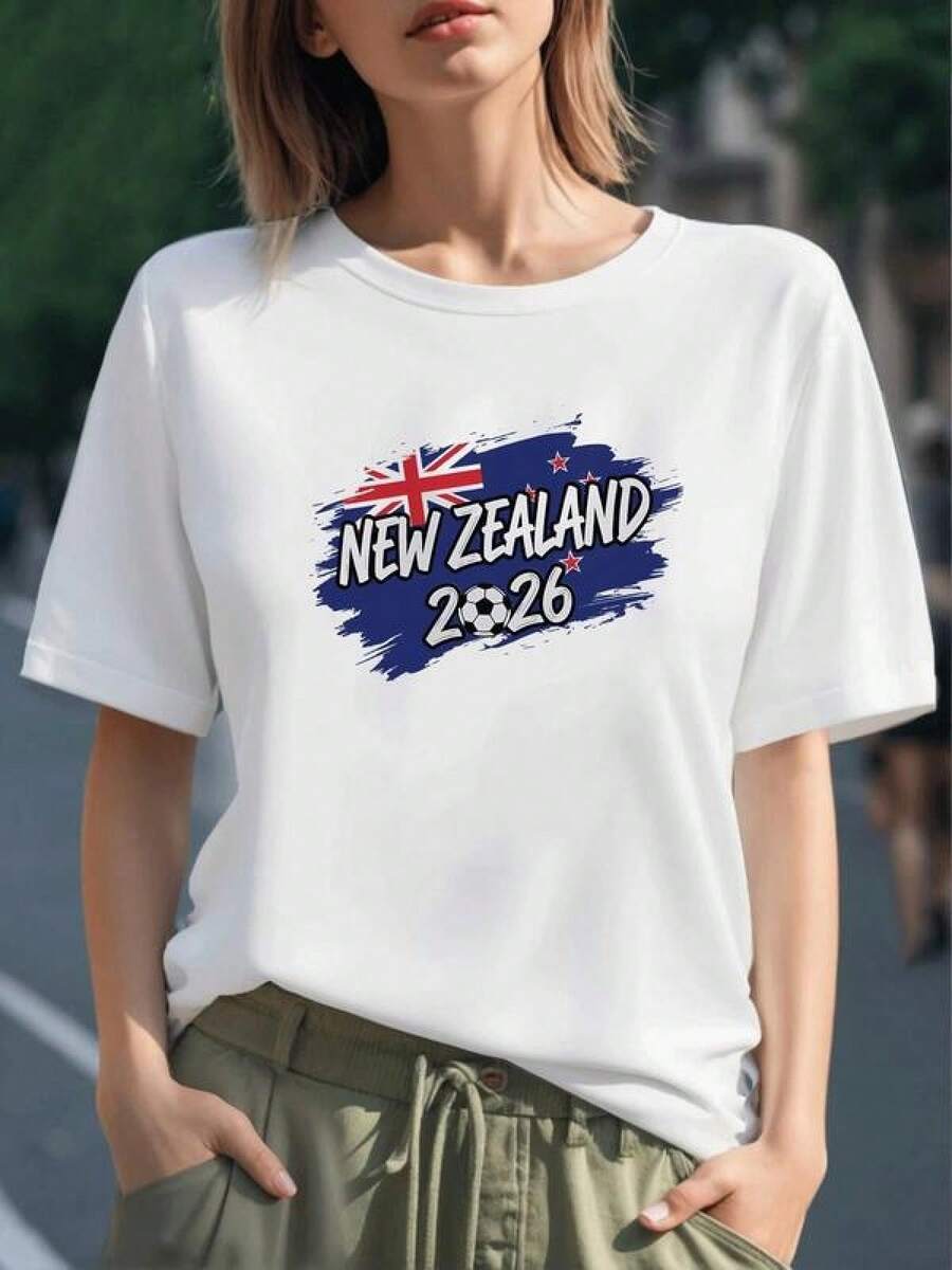 Bandera de Nueva Zelanda con estrellas rojas y balón representando pasión por el fútbol mundial 2026 camiseta para mujer 100% algodón cómoda y moderna - Negro - Ver 1