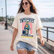 Nunca subestimes a una mujer que aún viaja en sus ochenta años - Camiseta - Blanco - Ver 2