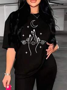 New 2026 Playera con diseño de mano con luna y planetas alrededor, estampado, casual, moderno, cuello redondo, manga corta, ideal para todos los días, llamativa, holgada, a la moda, ideal para tí. - Negro - Ver 1