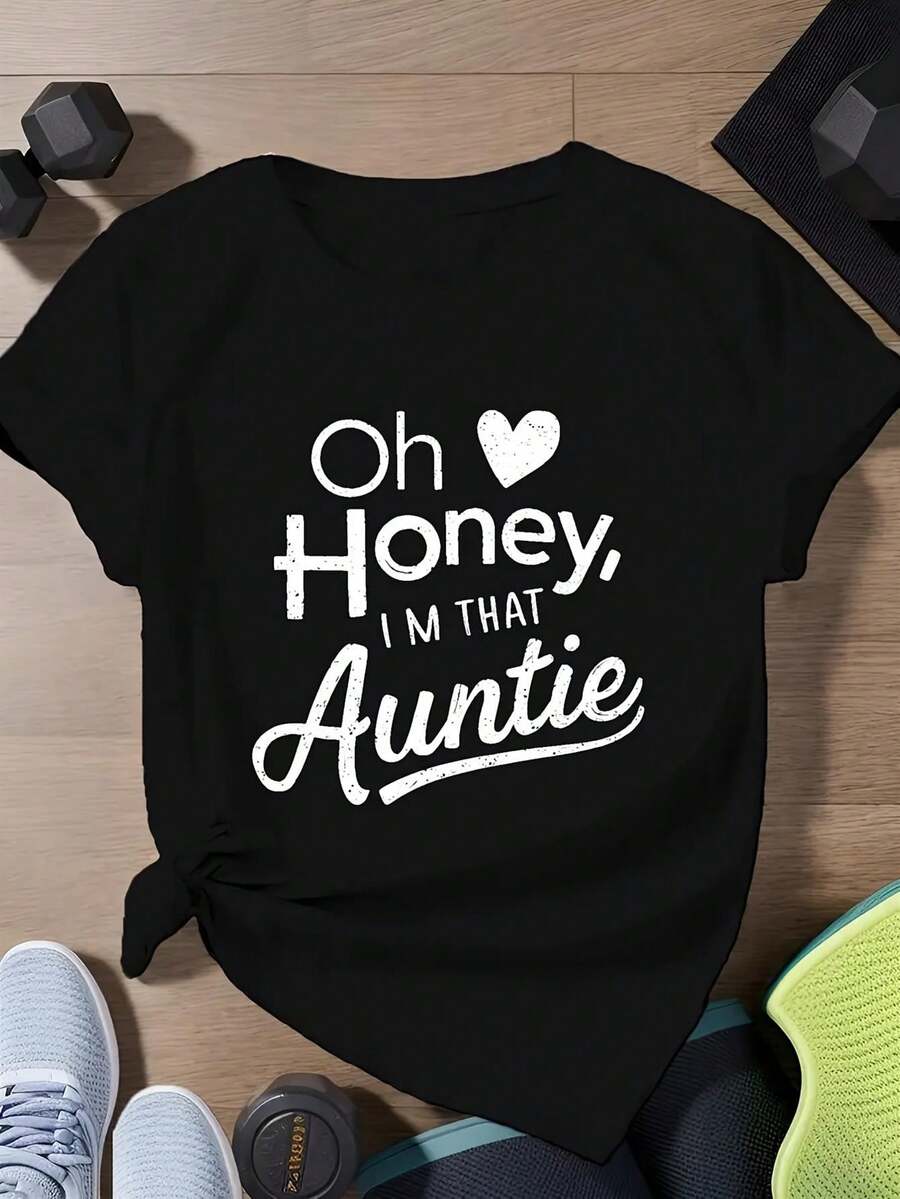 Camiseta gráfica negra para mujer de talla grande con la frase 'Oh Honey I'M That Auntie' en texto blanco con diseño de corazón. Este suave y transpirable top de manga corta con cuello redondo es perfecto para uso casual en primavera y verano, lavable a máquina. - Negro - Ver 1
