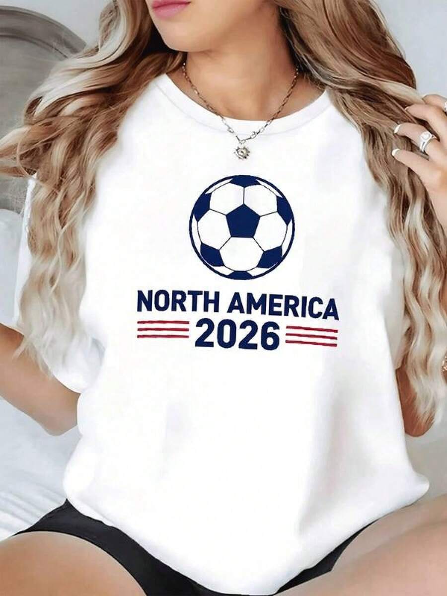 Balón azul que simboliza la unión continental y la pasión deportiva con letras que evocan el espíritu de Norteamérica 2026 y líneas rojas que transmiten energía camiseta de mujer cómoda para aficionadas del fútbol moderno - Negro - Ver 1