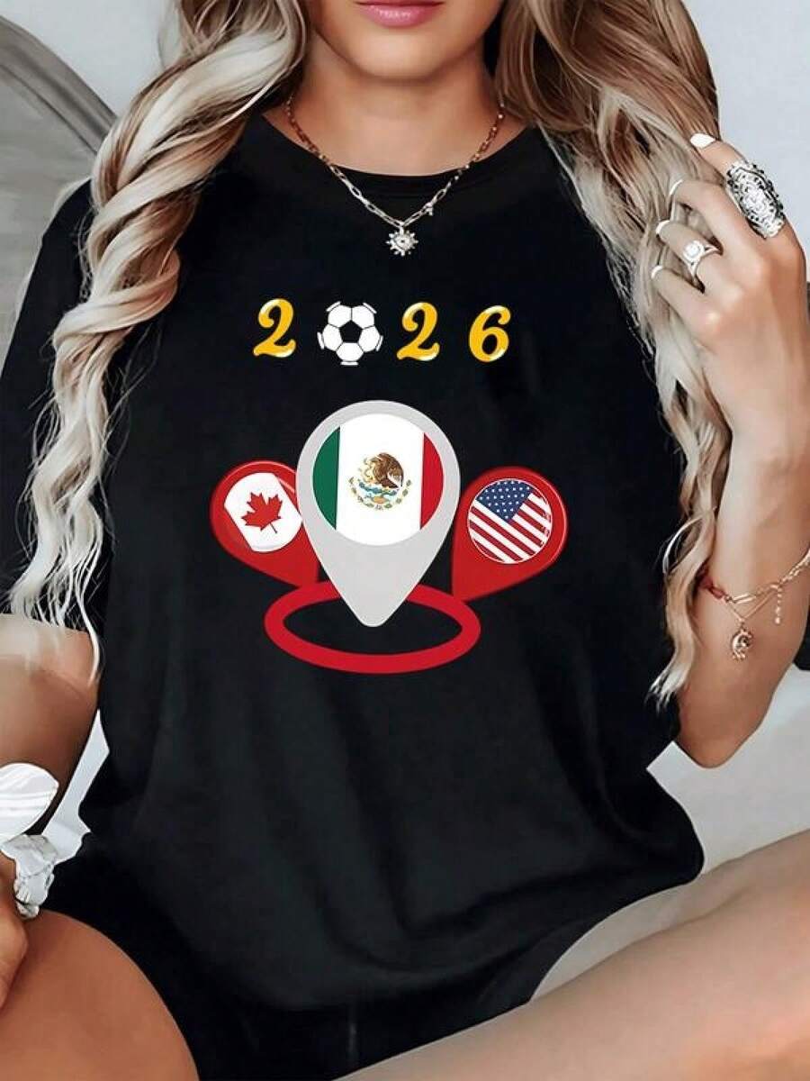 Símbolos que representan la unión deportiva entre México Canadá y Estados Unidos con un balón y el número 2026 evocando la pasión del fútbol y la confraternidad continental camiseta de mujer moderna y cómoda para uso casual - Negro - Ver 1