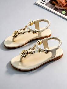 1 par de sandalias de niños de moda en beige, sandalias planas para niños con varios adornos metálicos, diseño de correa elástica ajustable, suela suave antideslizante, adecuadas para banquetes, fiestas en la playa, bodas, vacaciones, sandalias para niñas - Beis - Ver 4