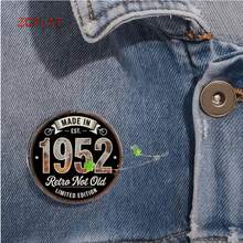 1枚2D平面徽章 - 1952年复古设计，“复古不过时”标语，怀旧配饰 - A - 查看 5