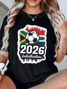 Balón de fútbol sobre fondo de bandera multicolor que celebra la pasión por el deporte mundial y el torneo del año 2026 con energía y espíritu deportivo camiseta de mujer casual moderna - Negro - Ver 1