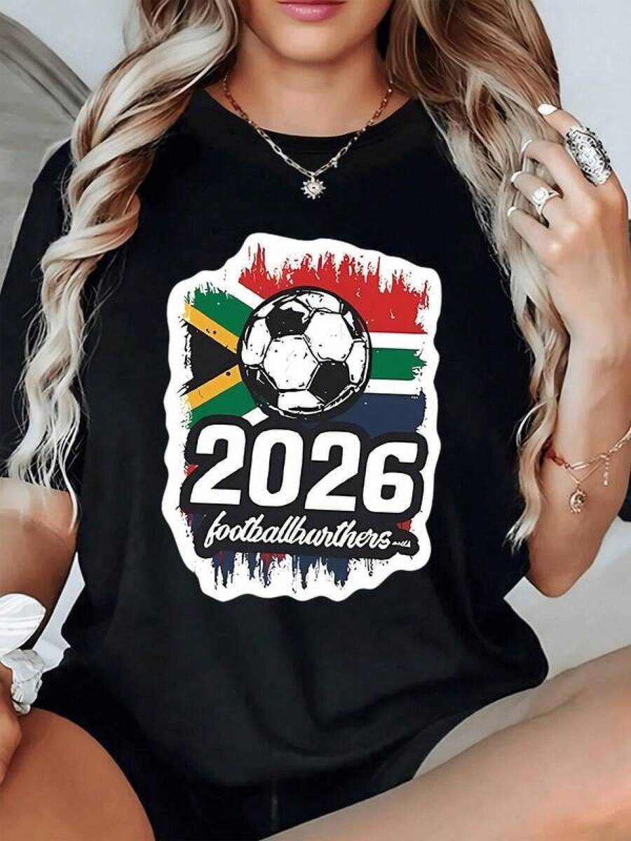 Balón de fútbol sobre fondo de bandera multicolor que celebra la pasión por el deporte mundial y el torneo del año 2026 con energía y espíritu deportivo camiseta de mujer casual moderna - Negro - Ver 1