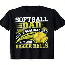 Camiseta exclusiva para el Día de la Independencia/Día del Padre con dise?o divertido de sóftbol: como un papá beisbolero, pero con un dise?o de pelota más grande. Tejido elástico suave, camiseta unisex. Ideas creativas para regalar en el Día del Padre. Ropa para padres de jugadores de sóftbol/béisbol. Tallas S-XXXL. Ropa casual para papás deportistas. - Negro - Ver 1