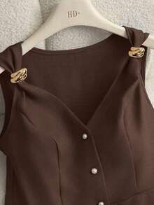 Nuevo top sin mangas con cuello en V y diseño de hebilla de metal minimalista y elegante que estiliza la cintura para mujeres, verano - Marrón - Ver 3